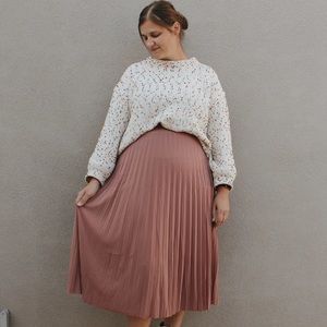 - Pleated, Soft waist band, Midi Length.
Model: 5."5”